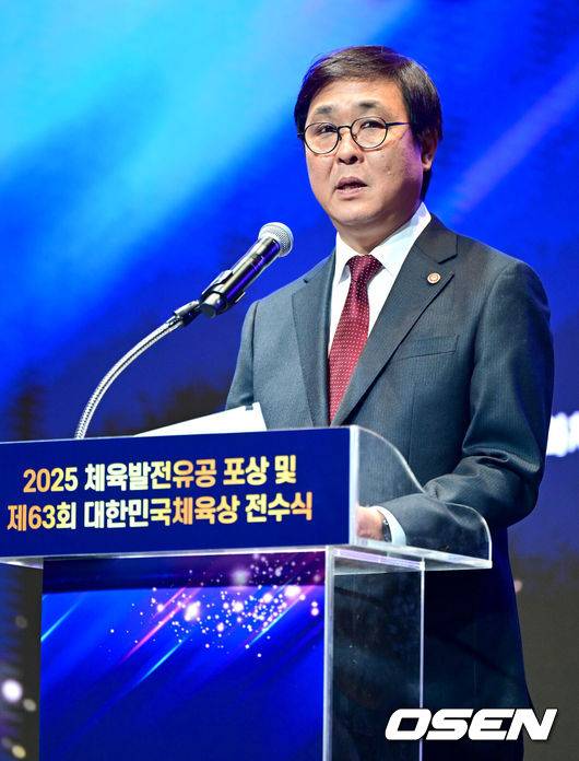 [OSEN=최규한 기자] 21일 오후 서울 소공동 웨스틴 조선 서울에서 ’2025 체육발전유공 포상 및 제63회 대한민국체육상 전수식’이 열렸다.대한민국체육상은 국민체육 발전 및 진흥에 공적이 있는 자에게 수여하는 상이며, 체육발전유공은 체육 발전에 공을 세운 체육인에게 수여하는 체육 분야 최고 영예의 서훈이다. 최휘영 문화체육관광부 장관이 인사말을 전하고 있다. 2025.11.21 / dreamer@osen.co.kr