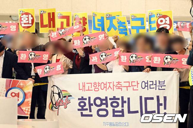 [OSEN=인천공항, 이대선 기자] 내고향여자축구단이 17일 오후 2025-2026시즌 아시아축구연맹(AFC) 여자 챔피언스리그(AWCL) 참가를 위해 인천국제공항을 통해 방남했다.수원FC위민과 내고향여자축구단은 오는 20일 수원종합운동장에서 2025-2026시즌 (AWCL) 준결승에서 격돌한다.공항을 방문한 단체가 내고향축구단을 환영하고 있다. 2026.05.17 /sunday@osen.co.kr