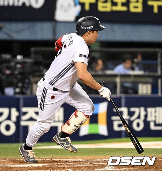 [OSEN=잠실, 이대선 기자] 19일 서울 잠실야구장에서 2026 신한 SOL KBO리그 두산 베어스와 NC 다이노스의 경기가 열렸다.이날 두산은 최민석, NC는 테일러를 선발로 내세웠다.6회말 2사 1,2루에서 두산 양의지가 적시타를 치고 있다. 2026.05.19 /sunday@osen.co.kr