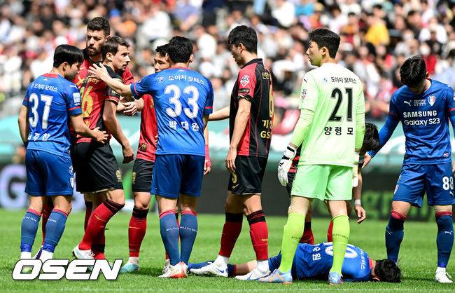 [OSEN=서울월드컵경기장, 최규한 기자] 22일 오후 서울월드컵경기장에서 ‘하나원큐 K리그1 2023’ FC서울과 수원 삼성의 경기가 열렸다.전반 FC서울 팔로세비치와 수원 정승원의 파울 상황을 두고 양 팀 선수들이 신경전을 벌이고 있다. 2023.04.22 / dreamer@osen.co.kr