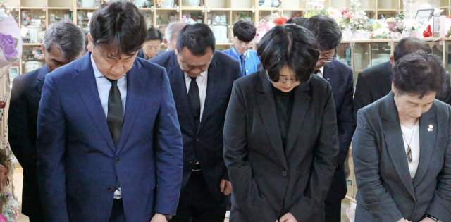 ▲박희정 더불어민주당 포항시장 후보가 20일 포항지역 출마자들과 함께 덕수동 충혼탑 참배 이후 고(故) 허대만 전 경북도당위원장 추모관을 찾아 추모 시간을 가졌다.ⓒ박희정 후보 선거사무소 제공
