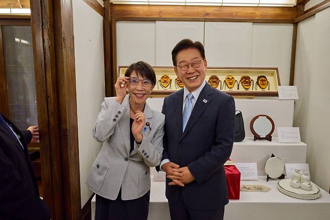 이재명 대통령과 다카이치 사나에 일본 총리가 19일 경북 안동에서 열린 친교행사에서 기념촬영을 하고 있다. 이 대통령은 다카이치 총리가 선물한 안경테를 착용, 다카이치 총리는 이 대통령의 안경을 착용하고 기념촬영을 했다. (청와대 제공