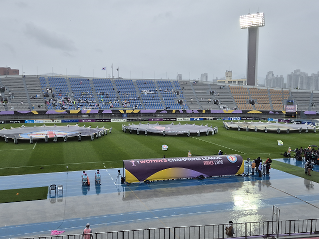 수원FC위민과 북한 내고향여자축구단의 아시아축구연맹(AFC) 여자 챔피언스리그(AWCL) 준결승전을 앞둔 20일 오후 수원종합운동장에 많은 비가 내리고 있다. 한국에서 열리는 첫 남북 클럽팀의 경기는 수중전이 변수로 떠올랐다. 박성국 기자
