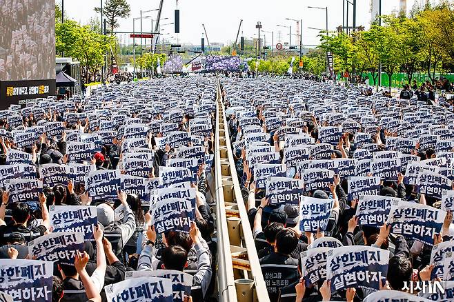 4월23일 삼성전자 초기업노조가 성과급 상한제 폐지 등을 요구하며 투쟁결의대회를 열었다. ⓒ김흥구