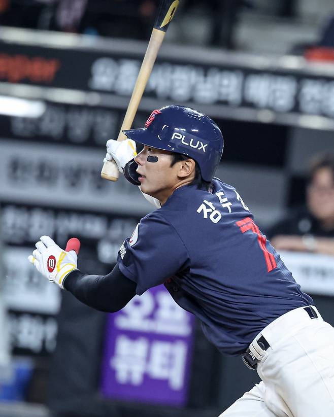 롯데 장두성이 19일 대전한화생명볼파크서 열린 2026 KBO리그 한화전에 선발출전해 안타를 때린 뒤 타구를 바라보고 있다. 최근 타격감이 좋지 않았던 장두성은 휴일 동안 자신의 영상을 돌려 보며 스스로 문제점 찾기에 나섰다. 사진제공｜롯데 자이언츠