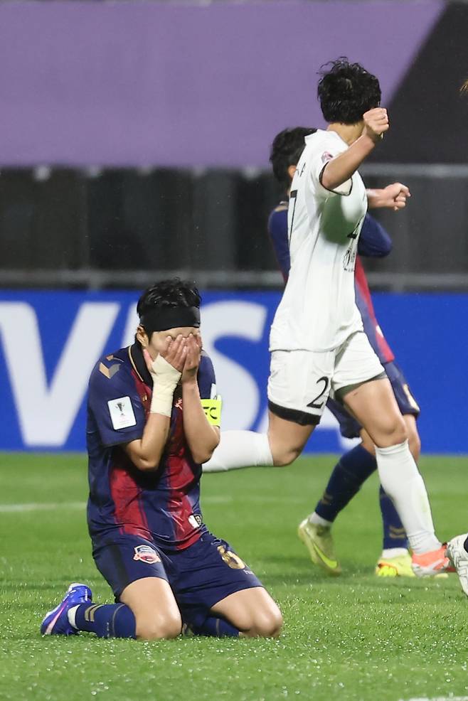 지소연이 20일 수원종합운동장에서 열린 내고향여자축구단과의 2025~2026 아시아축구연맹(AFC) 여자 챔피언스리그(AWCL) 4강전에서 페널티킥을 놓친 뒤 아쉬워하고 있다.  수원 | 연합뉴스