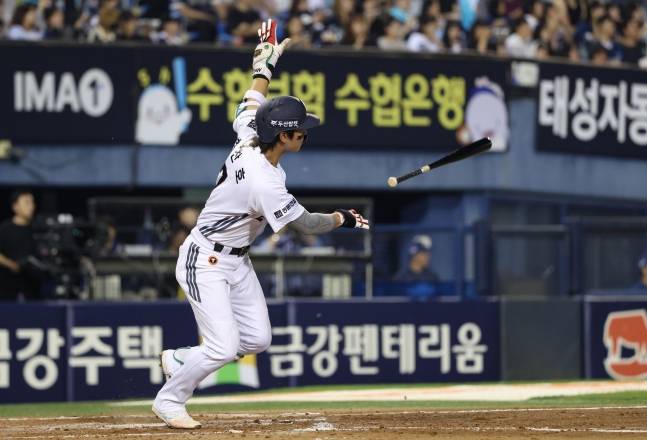 두산 베어스 박찬호가 19일 서울 잠실야구장에서 열린 NC 다이노스와 홈경기에서 6회말 3타점 2루타를 날리고 있다. /사진=두산 베어스 제공