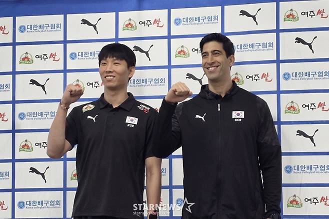 20일 서울 송파구 올림픽회관에서 열린 2026 한국 남자 배구 국가대표팀 감독 기자회견에 참석한 이사나예 라미레스(오른쪽) 남자배구 대표팀 감독과 남자대표팀 주장 황택의. /사진=김명석 기자