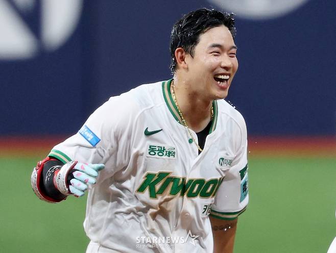 2026 신한 SOL KBO리그 키움 히어로즈 대 SSG 랜더스 경기가 20일 서울 고척스카이돔에서 열렸다.  키움 김웅빈이 9회말 2사 1,2루에서 끝내기 안타를 날린 후 동료들과 기뻐하고 있다. /사진=김진경 kim.jinkyung@