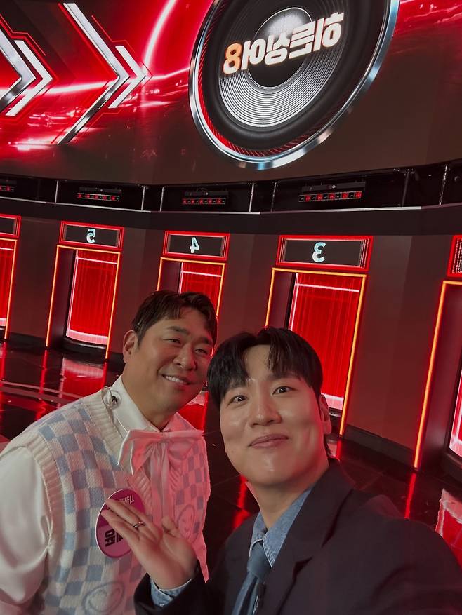 Broadcaster Mun Se-yun shared his thoughts on taking third place in the finals of JTBCs Hidden Singer featuring the late Turtleman as a mimic singer. Through his social media, Mun Se-yun revealed that this appearance was the best thing he did this year and shared a photo taken with the Turtles members.Mun Se-yun stated that the time spent practicing with other mimic singers for the show was very enjoyable and happy. He posted a photo taken with Turtles members Ji-e and Geum-bi, expressing his gratitude to the cast and production team.Fellow celebrities who watched the broadcast, including Kim Kwang-jin, DinDin, and Shim Jin-hwa, left comments supporting Mun Se-yuns challenge. Mun Se-yun also added a witty remark about how difficult it was to keep his appearance a secret until the broadcast.