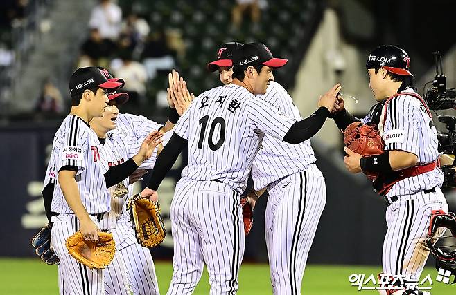 13일 오후 서울 송파구 잠실야구장에서 열린 '2026 신한 SOL Bank KBO리그' 삼성 라이온즈와 LG 트윈스의 경기, LG가 선발투수 톨허스트의 6이닝 1실점 호투와 박해민의 호수비에 힘입어 5:3의 스코어로 승리하며 3연패에서 탈출했다. 경기 종료 후 LG 손주영이 동료들과 승리의 기쁨을 나누고 있다. 엑스포츠뉴스 DB