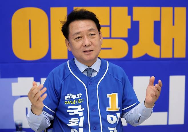 연합뉴스와 인터뷰하는 이광재 후보 (하남=연합뉴스) 박동주 기자 = 더불어민주당 이광재 하남갑 국회의원 보궐선거 후보가 19일 선거캠프 사무소에서 인터뷰를 하고 있다. 2026.5.20 
 pdj6635@yna.co.kr