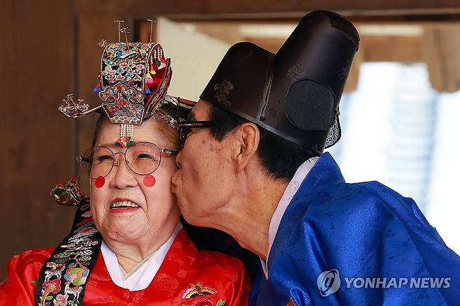 62년 전 그 마음으로 (서울=연합뉴스) 신현우 기자 = 6일 서울 중구 남산골한옥마을에서 유우국 애국지사의 손녀 유숙하씨와 김홍씨 부부가 혼인 62주년을 기념하는 회혼례를 하는 가운데 김홍씨가 축가를 들으며 유숙하씨 볼에 입을 맞추고 있다.
서울시는 광복 80주년을 기념해 독립유공자 후손의 회혼례를 개최했다. 유우국 지사는 일제강점기 대한민국임시정부, 의열단 등에서 활동하고 다물단(多勿團)을 조직해 극렬한 항일무장투쟁을 전개한 독립운동가다. 2025.9.6 nowwego@yna.co.kr