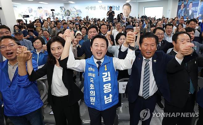 평택을 국회의원 재선거 김용남 후보 선거사무소 개소식 (평택=연합뉴스) 홍기원 기자 = 경기 평택을 국회의원 재선거에 출마한 더불어민주당 김용남 후보가 16일 경기도 평택시 안중읍에서 열린 선거사무소 개소식에서 정청래 대표 등 참석자들과 기념 촬영을 하고 있다. 2026.5.16 [공동취재]
    xanadu@yna.co.kr
(끝)