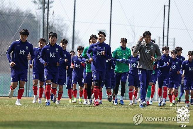 훈련하는 U-23 축구 대표팀 (서울=연합뉴스) 남자 23세 이하(U-23) 축구대표팀이 24일 충남 천안 코리아풋볼파크에서 열린 2026 아이치·나고야 아시안게임 대비 소집 훈련에서 몸을 풀고 있다. 2026.3.24 [대한축구협회 제공. 재판매 및 DB금지] photo@yna.co.kr