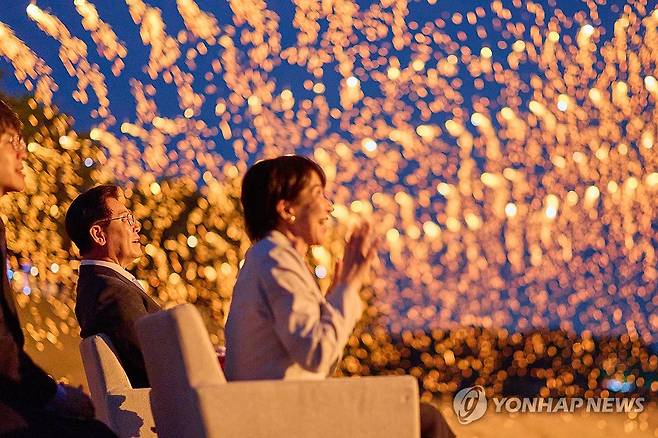 줄불놀이 보는 한-일 정상 (안동=연합뉴스) 이재명 대통령과 다카이치 사나에 일본 총리가 19일 경북 안동 하회마을에서 선유줄불놀이를 보고 있다. 2026.5.19 [청와대 제공. 재판매 및 DB 금지] photo@yna.co.kr