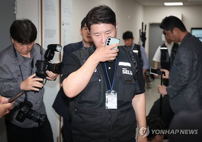 이동하는 삼성그룹 초기업노동조합 삼성전자지부 최승호 위원장 (세종=연합뉴스) 김주성 기자 = 삼성그룹 초기업노동조합 삼성전자지부 최승호 위원장이 20일 정부세종청사 중앙노동위원회에서 총파업 예고 시점을 하루 앞두고 열린 3차 사후조정 회의를 마치고 이동하고 있다. 2026.5.20 [공동취재] utzza@yna.co.kr