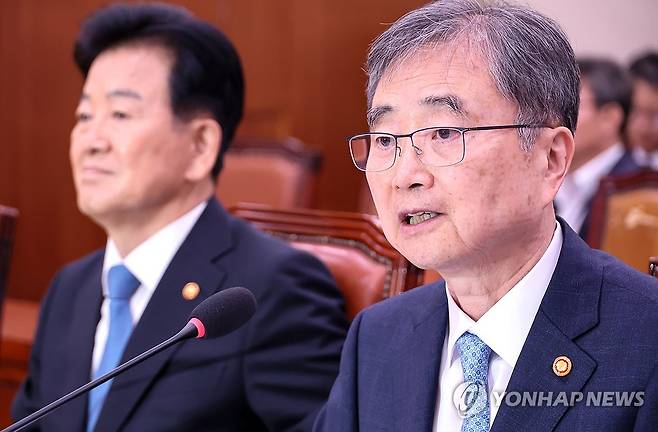 '나무호 피격 사건' 질의에 답하는 조현 외교부 장관 (서울=연합뉴스) 배재만 기자 = 조현 외교부 장관이 20일 국회에서 열린 외교통일위원회 전체회의에서 호르무즈 해협에서 발생한 HMM 나무호의 피격 사건과 관련한 현안 질의에 답하고 있다. 왼쪽은 정동영 통일부 장관. 2026.5.20 scoop@yna.co.kr