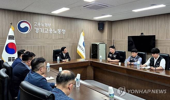 삼성전자 노사, 경기고용노동청에서 협상 재개 (서울=연합뉴스) 삼성전자 노사가 20일 경기도 수원의 고용노동부 경기고용노동청에서 임금협상 교섭을 재개하고 있다. 
    교섭에는 노측 삼성그룹 초기업노동조합 삼성전자지부 최승호 위원장, 사측 대표교섭위원인 여명구 DS(디바이스솔루션·반도체 사업 담당) 피플팀장, 중재자로 나선 김영훈 고용노동부 장관 등이 자리했다. 2026.5.20 [고용노동부 제공. 재판매 및 DB 금지] photo@yna.co.kr