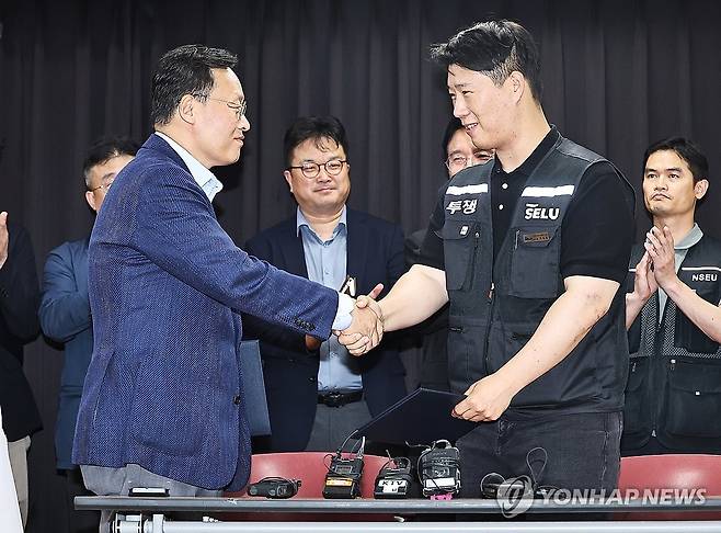 손 맞잡은 삼성전자 노사 (수원=연합뉴스) 홍기원 기자 = 20일 경기도 수원시 장안구 경기고용노동청에서 열린 삼성전자 임금협상을 마친 후 여명구 삼성전자 DS(디바이스솔루션·반도체 사업 담당) 피플팀장과 최승호 삼성그룹 초기업노동조합 삼성전자지부 위원장이 잠정 합의안에 서명한 후 악수하고 있다. 2026.5.20 [공동취재] xanadu@yna.co.kr