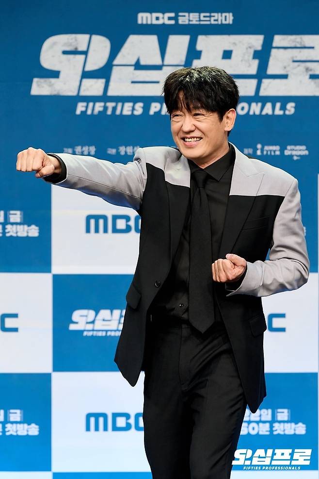 배우 허성태가 '오십프로' 제작발표회 현장에서 포즈를 취하고 있다. / 사진제공=MBC