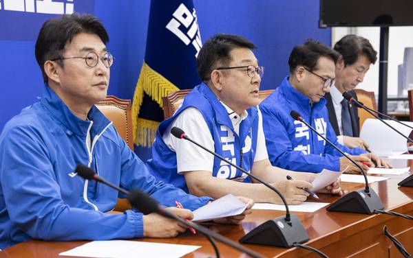 더불어민주당 인천 지역 국회의원인 노종면(왼쪽부터), 허종식, 박선원, 이훈기 의원이 21일 국회에서 국민의힘 유정복 인천시장 후보 가상자산 의혹과 관련해 유 후보의 배우자 음성 녹취와 녹취록을 공개한 뒤 회견문을 읽고 있다. 2026.5.21 /연합뉴스