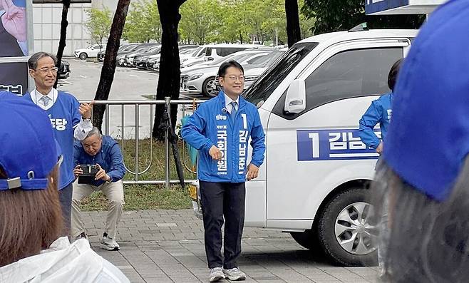 ▲ 더불어민주당 김남준 후보가 21일 인천 계양역 앞 출정식에서 시민들에게 인사하고 있다. 김 후보는 이날 첫 유세에서 상대 후보 직접 비판보다 정치권 전반의 정쟁 구조를 겨냥한 메시지에 집중했다. /김도엽 수습기자 ypypp@incheonilbo.com