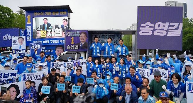 ▲ 21일 제22대 국회의원 재보궐선거 유세 현장에서 송영길 후보가 지지자들과 함께 선거운동 첫날을 시작하고 있다. /강현서 수습기자 tounou@incheonilbo.com