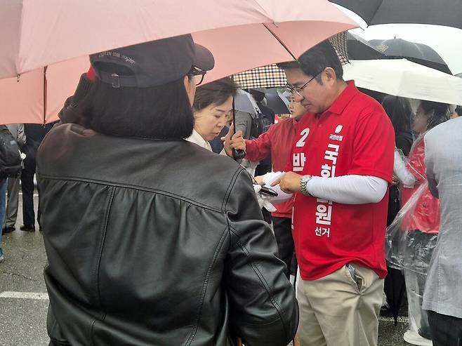 ▲ 21일 오전 10시 송도역 앞 국민의힘 박종진 후보가 지지자들에게 사인을 해주고 있다. /강현서 수습기자 tounou@incheonilbo.com
