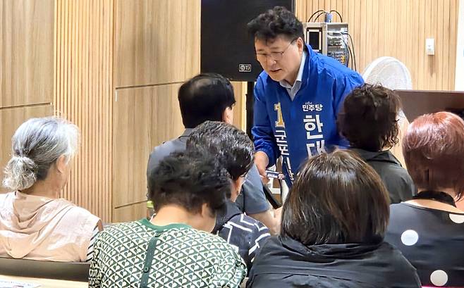 ▲ 한대희 후보는 이번 선거를 통해 "답답한 행정과 정체된 민생을 반드시 바꾸겠다"라고 전제하면서 "오직 시민만 바라보며 낮은 곳에서, 더 치열하게 뛰겠다"라고 약속했다. (사진은 한 후보가 선거운동 첫날인 21일 군포시 산본동 산본새마을금고 노래교실에 참석해 시민들과 대화를 나누는 장면) /사진제공=한대희 후보 선거사무소