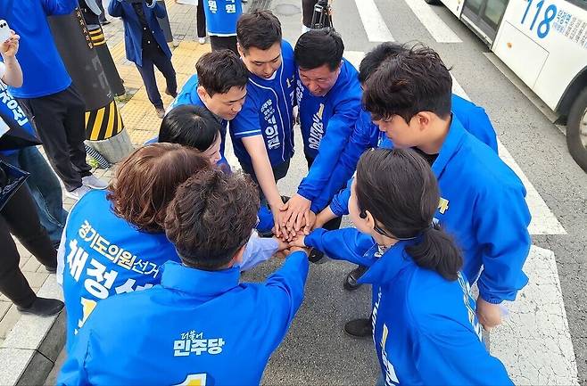 ▲ 21일 오후 덕정역 광장에서 더불어민주당 정덕영 양주시장 후보를 비롯한 시·도의원 출마자들이 원형으로 모여 손을 맞잡고 '원팀 승리'를 다짐하는 파이팅을 외치고 있다. /이광덕 기자 kdlee@incheonilbo.com