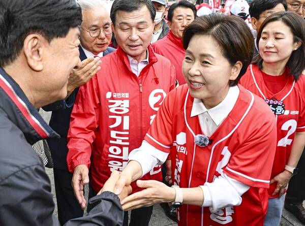 국민의힘 양향자 경기지사 후보가 21일 수원시 팔달구 남문시장에서 제9회 전국동시지방선거 출정식을 열고 시민들과 인사하고 있다. 김태완 기자 lift@kihoilbo.co.kr