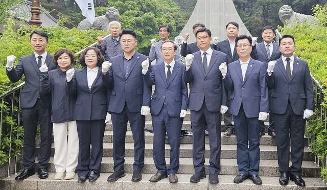 ▲ 충혼탑에서 필승 결의하는 국민의힘 음성군 후보들. /임택수 후보 캠프 제공