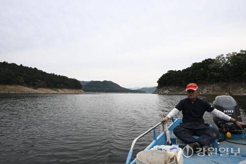 20일 인제군 남면 소양호 상류 일원에서 어부 김종선씨가 강원일보 취재진과 인터뷰하고 있다. 신세희기자