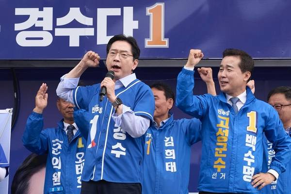김경수 더불어민주당 경남도지사 후보가 제9회 전국동시지방선거 선거운동 첫날인 21일 고성군에서 같은 당 백수명 고성군수 후보 등과 함께 지지를 호소하고 있다. /연합뉴스