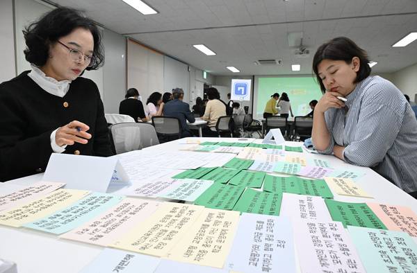 마산YMCA를 비롯한 지역 시민사회단체가 20일 오후 창원시 성산구 대원동 경남사회적경제혁신타운 대회의실에서 2026 지방선거를 앞두고 시민이 직접 후보자의 정책과 공약을 검토하고 평가하는 '유권자 정책·공약 블라인드 테스트 행사'를 열었다./김구연 기자