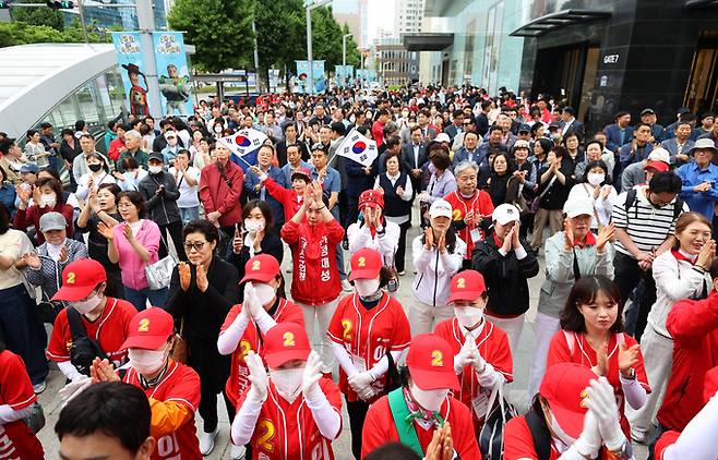 ▲ 제9회 전국동시지방선거 공식 선거운동 첫날인 21일 대구 중구 현대백화점 앞에서 열린 국민의힘 지방선거 출정식에서 시민들이 박수를 치고 있다. 권남인 기자 kni@kyongbuk.com