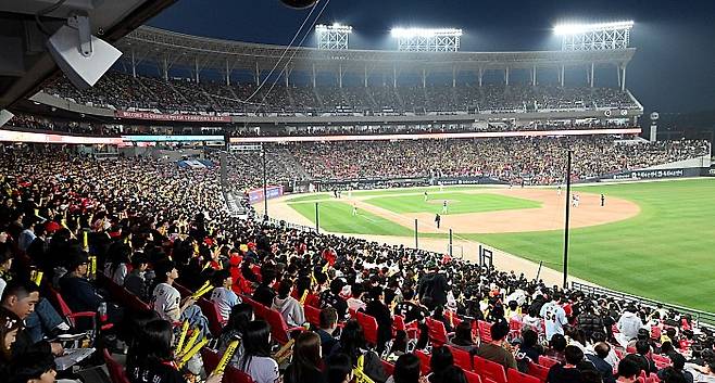 2026 신한 SOL BANK KBO리그 NC 다이노스-KIA 타이거즈 전이 3일 광주-기아 챔피언스 필드에서 열렸다. 관중석을 가득메운 야구 팬들이 경기를 지켜보고 있다. 양광삼기자 ygs02@mdilbo.com
