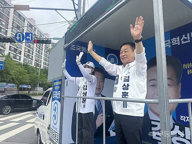 김상훈 조국혁신당 전남광주통합시의원 후보가 21일 오후 광주 북구 문흥지구 사거리 일대에서 유세차량을 동원해 선거운동을 펼치고 있다. 박찬 기자