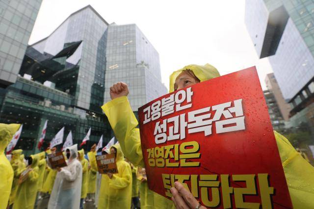 전국화학섬유식품산업노동조합 카카오지회(카카오 노조) 조합원들이 지난 20일 경기도 성남시 판교역 광장에서 '2026 임단협 승리 결의대회'를 열고 구호를 외치고 있다 [사진=연합뉴스]