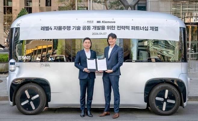 HL클레무브 이윤행 사장(오른쪽)과 에이투지 한지형 사장(왼쪽)이 자율주행 셔틀 ‘로이(ROii)’ 앞에서 기념 촬영을 하고 있다. /제공=HL그룹