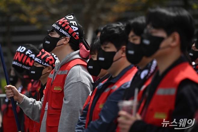 삼성그룹 초기업 노동조합 삼성바이오로직스 상생지부가 22일 오후 인천 연수구 삼성바이오로직스 바이오캠퍼스 1게이트 1 앞에서 열린 투쟁결의대회에서 구호를 외치고 있다. 사진=강민석 기자