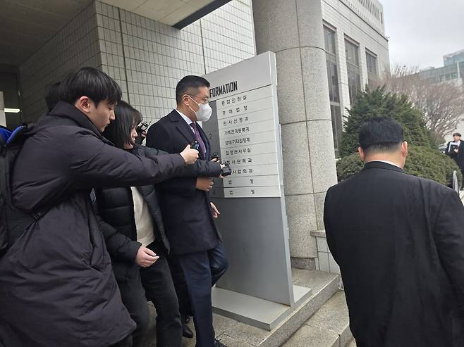 자본시장법 위반 혐의로 기소된 윤관 블루런벤처스(BRV) 대표가 2월 10일 1심에서 무죄 판결을 받은 후 법원을 빠져나가고 있다. 이상우 기자