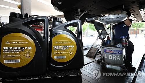 서울 한 카센터에서 관계자들이 자동차 엔진오일을 교체하는 모습[출처 : 연합뉴스 자료사진]