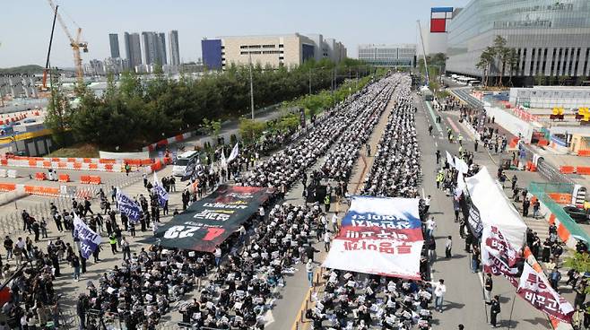 지난달 23일 경기도 평택시 삼성전자 평택캠퍼스 앞에서 열린 삼성전자 노동조합 공동투쟁본부의 '투명하게 바꾸고, 상한폐지 실현하자-4/23 투쟁 결의대회'에서 조합원들이 구호를 외치고 있다.(사진=연합뉴스)