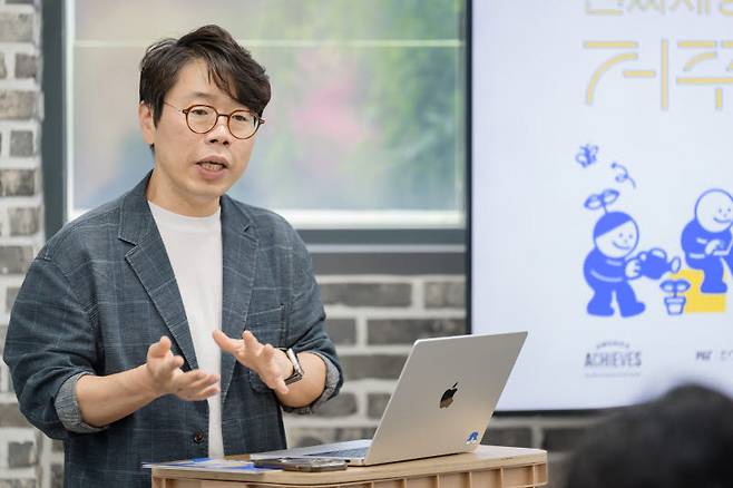 이정백 거꾸로캠퍼스 교장(헤드코치)이 지난 19일 기자들과 만나 질문에 답하고 있다. (사진=애플)