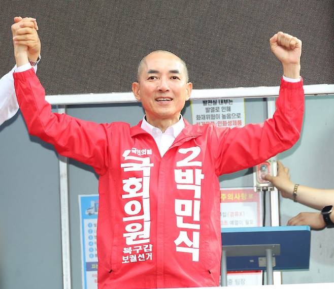 국민의힘 박민식 북갑 국회의원 보궐선거 후보가 21일 오후 부산 북구 구포시장 쌈지공원에서 출정식을 열고 삭발을 한 뒤 두 손을 들고 있다. (사진=연합뉴스)
