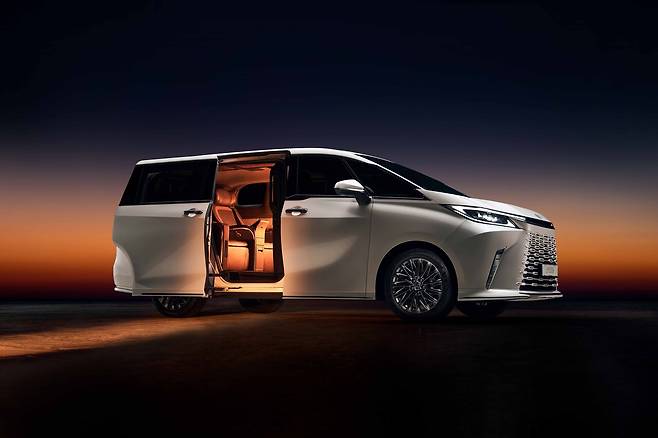 럭셔리 MPV 렉서스 'LM500h'…