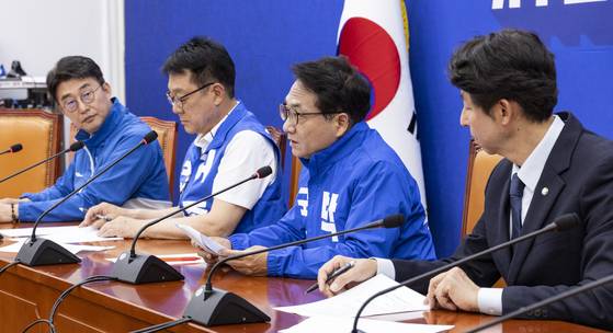 〈YONHAP PHOTO-6011〉 유정복 인천시장 후보 가상자산 의혹 회견문 읽는 민주당 의원들 (서울=연합뉴스) 황광모 기자 = 더불어민주당 인천 지역 국회의원인 노종면(왼쪽부터), 허종식, 박선원, 이훈기 의원이 21일 국회에서 국민의힘 유정복 인천시장 후보 가상자산 의혹과 관련해 유 후보의 배우자 음성 녹취와 녹취록을 공개한 뒤 회견문을 읽고 있다. 2026.5.21 hkmpooh@yna.co.kr/2026-05-21 16:05:39/ 〈저작권자 ⓒ 1980-2026 ㈜연합뉴스. 무단 전재 재배포 금지, AI 학습 및 활용 금지〉