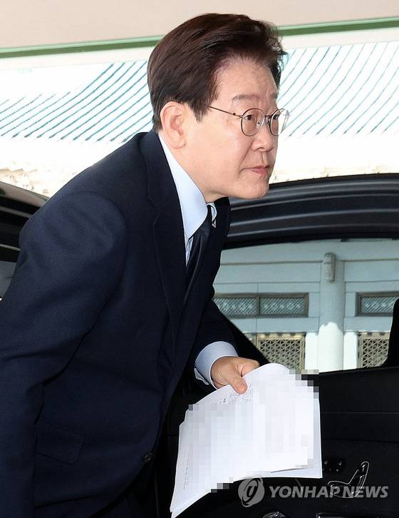 이재명 대통령이 6일 국무회의 자료를 손에 든채 청와대 본관에 도착한 차량에서 내리고 있다. 〈사진=연합뉴스〉